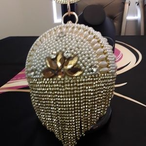Shingle and Pearls round bag of Elegance